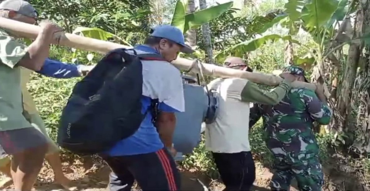 Babinsa Desa Boro Bersama Poktan Makmur Perbaiki Diesel Pompa Pertanian