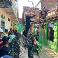 Babinsa Kepanjenkidul Bersama Warga Gotong Royong Renovasi Rumah Warga