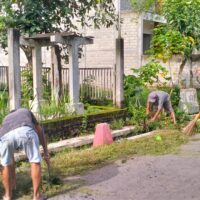 Wujud Nyata Kemanunggalan TNI Dengan Rakyat, Babinsa Dan Masyarakat Lakukan Pembersihan Lingkungan