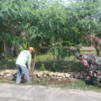 Babinsa Desa Dawuhan Sertu Fanda Bersama Warga Gelar Kerja Bakti Bersihkan Lingkungan
