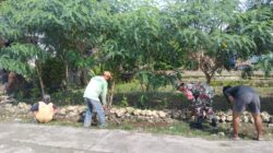 Babinsa Desa Dawuhan Sertu Fanda Bersama Warga Gelar Kerja Bakti Bersihkan Lingkungan