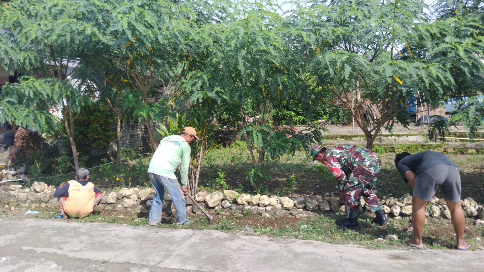 Babinsa Desa Dawuhan Sertu Fanda Bersama Warga Gelar Kerja Bakti Bersihkan Lingkungan