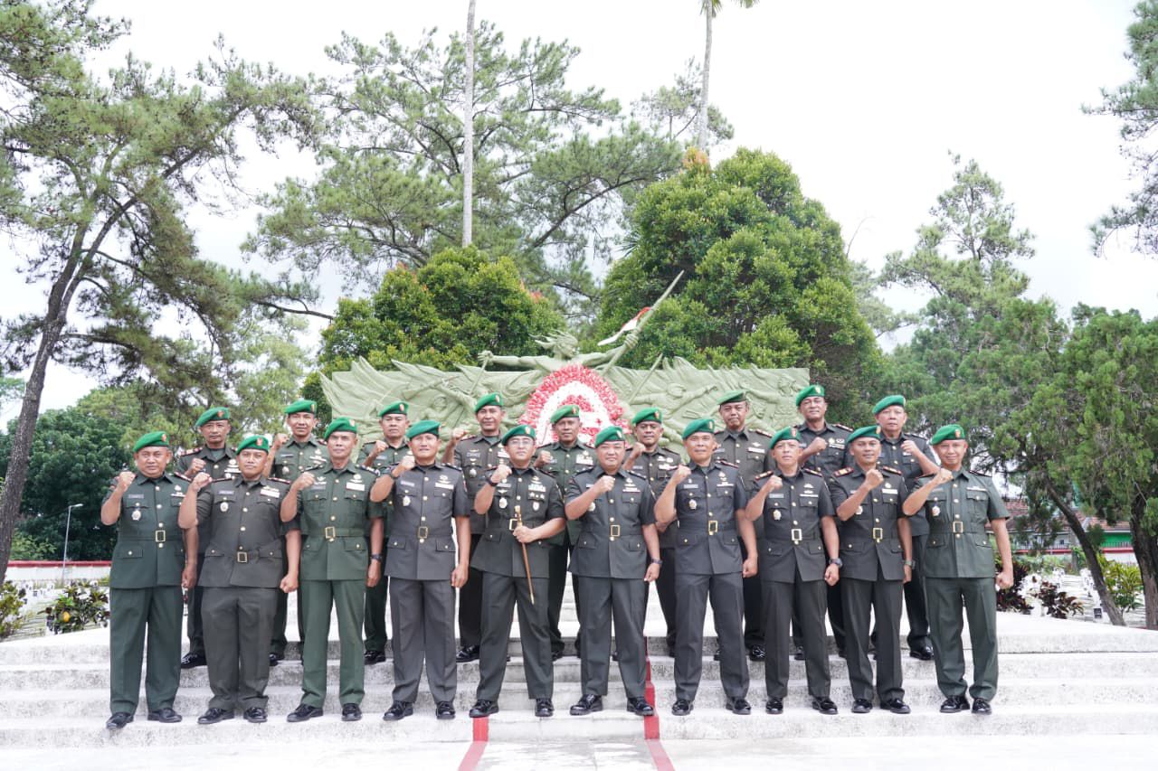 Momentum Hari Juang Kartika, Kodim 0808/Blitar Melaksanakan Ziarah Rombongan Di TMP Raden Widjaja