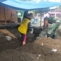 Babinsa Ngadirejo Bantu Perehaban Rumah Dan MCK Warga