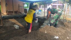 Babinsa Ngadirejo Bantu Perehaban Rumah Dan MCK Warga
