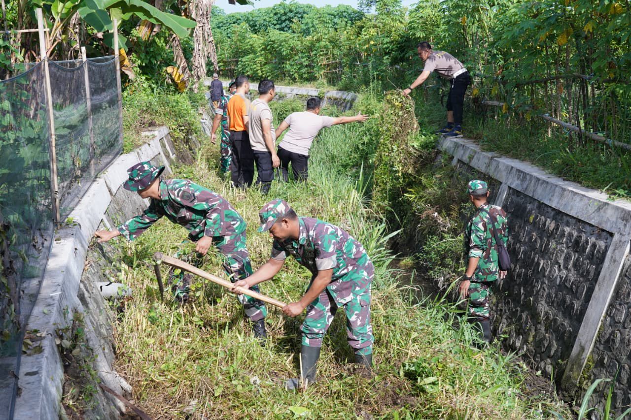 Tiga Pilar Bersinergi, Aksi Karya Bakti Bersama Kodim 0808/Blitar Memperingati Hari Juang Kartika Di Kelurahan Klampok