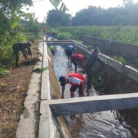 Babinsa Kelurahan Turi Bersama Warga Laksanakan Kerja Bakti Pembersihan Saluran Air