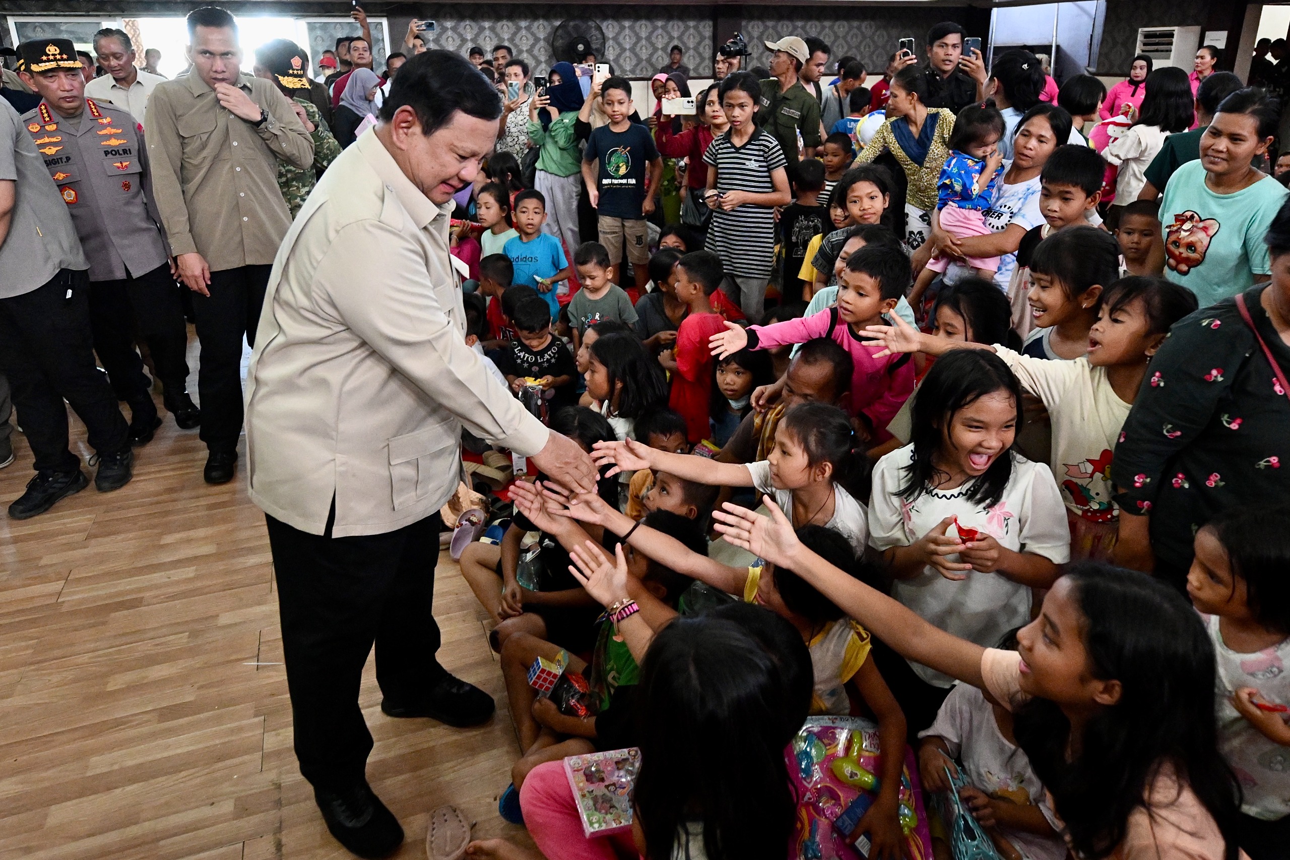 Panglima TNI Dampingi Presiden RI Tinjau Lokasi Bencana Tapanuli Tengah dan Padang Panglima TNI Dampingi Presiden RI Tinjau Lokasi Bencana Tapanuli Tengah dan Padang