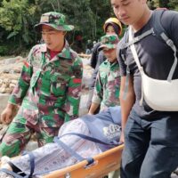 Demi Selamatkan Ibu dan Bayi, Prajurit TNI Tandu Ibu Hamil di Jalur TerisolasiDemi Selamatkan Ibu dan Bayi, Prajurit TNI Tandu Ibu Hamil di Jalur Terisolasi