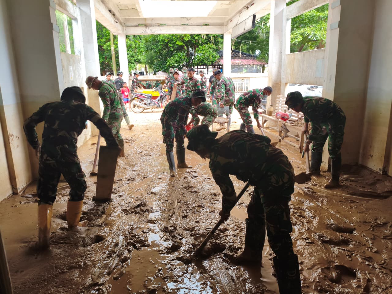 TNI Kerahkan Puluhan Prajurit Pulihkan RSUD Aceh Tamiang Pasca Banjir