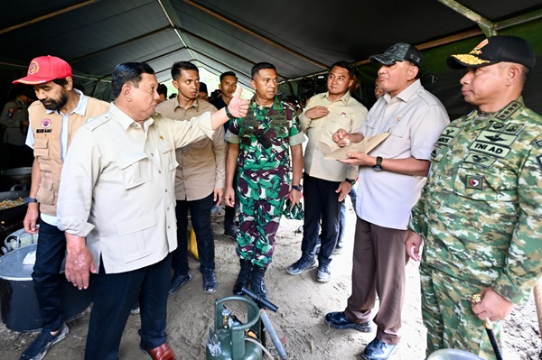 Panglima TNI Dampingi Presiden RI Tinjau Jembatan Bailey dan Pengungsian Korban Bencana di Bireuen, Aceh