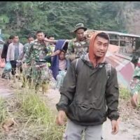 TNI Evakuasi Dua Lansia Penderita Stroke di Wilayah Terisolasi Bener Meriah