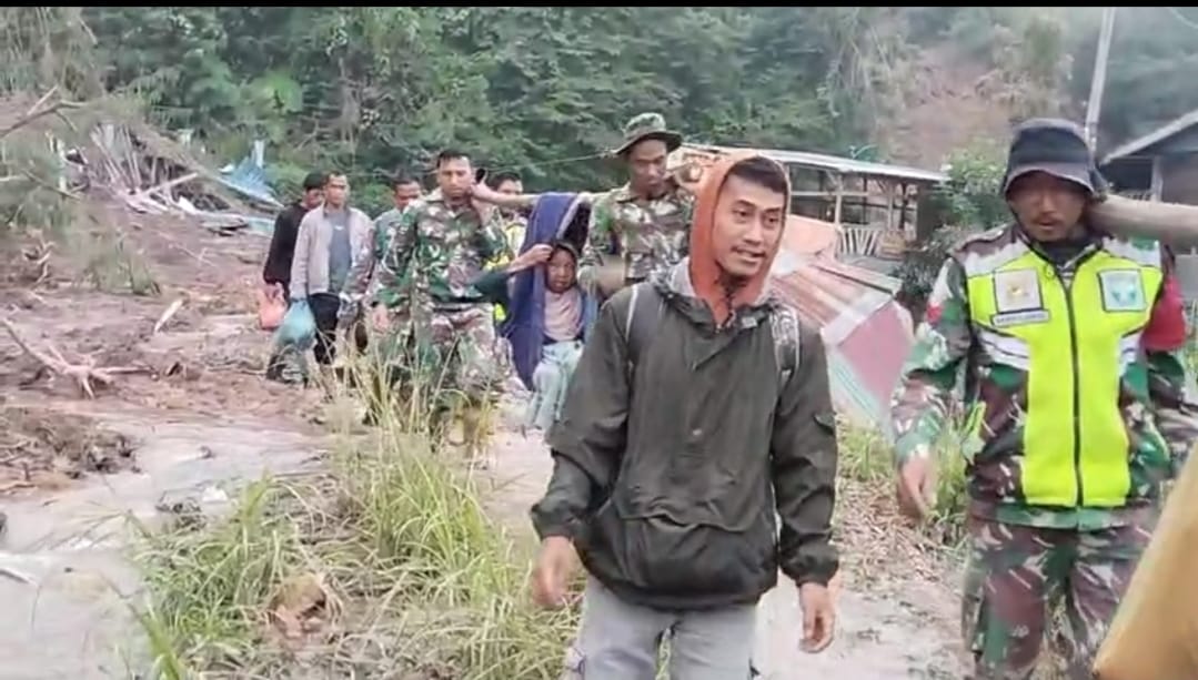 TNI Evakuasi Dua Lansia Penderita Stroke di Wilayah Terisolasi Bener Meriah TNI Evakuasi Dua Lansia Penderita Stroke di Wilayah Terisolasi Bener Meriah