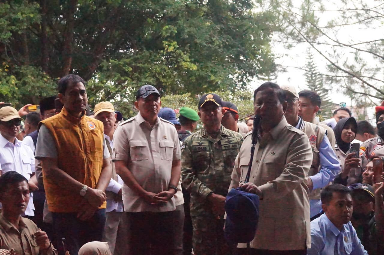 Panglima TNI Dampingi Presiden RI Tinjau Langsung Dampak Banjir dan Pengungsian Warga di Aceh Tamiang dan Bener Meriah Panglima TNI Dampingi Presiden RI Tinjau Langsung Dampak Banjir dan Pengungsian Warga di Aceh Tamiang dan Bener Meriah