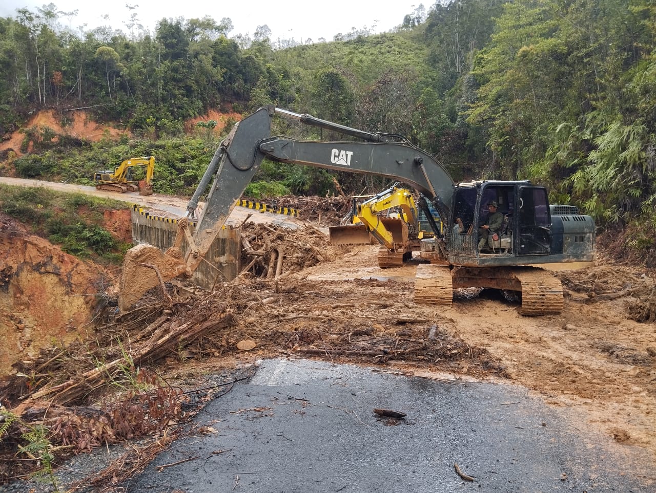 TNI Kerahkan Alat Berat Tembus Longsor, Puluhan Kilometer Akses Warga Tapteng Kembali Terbuka TNI Kerahkan Alat Berat Tembus Longsor, Puluhan Kilometer Akses Warga Tapteng Kembali Terbuka