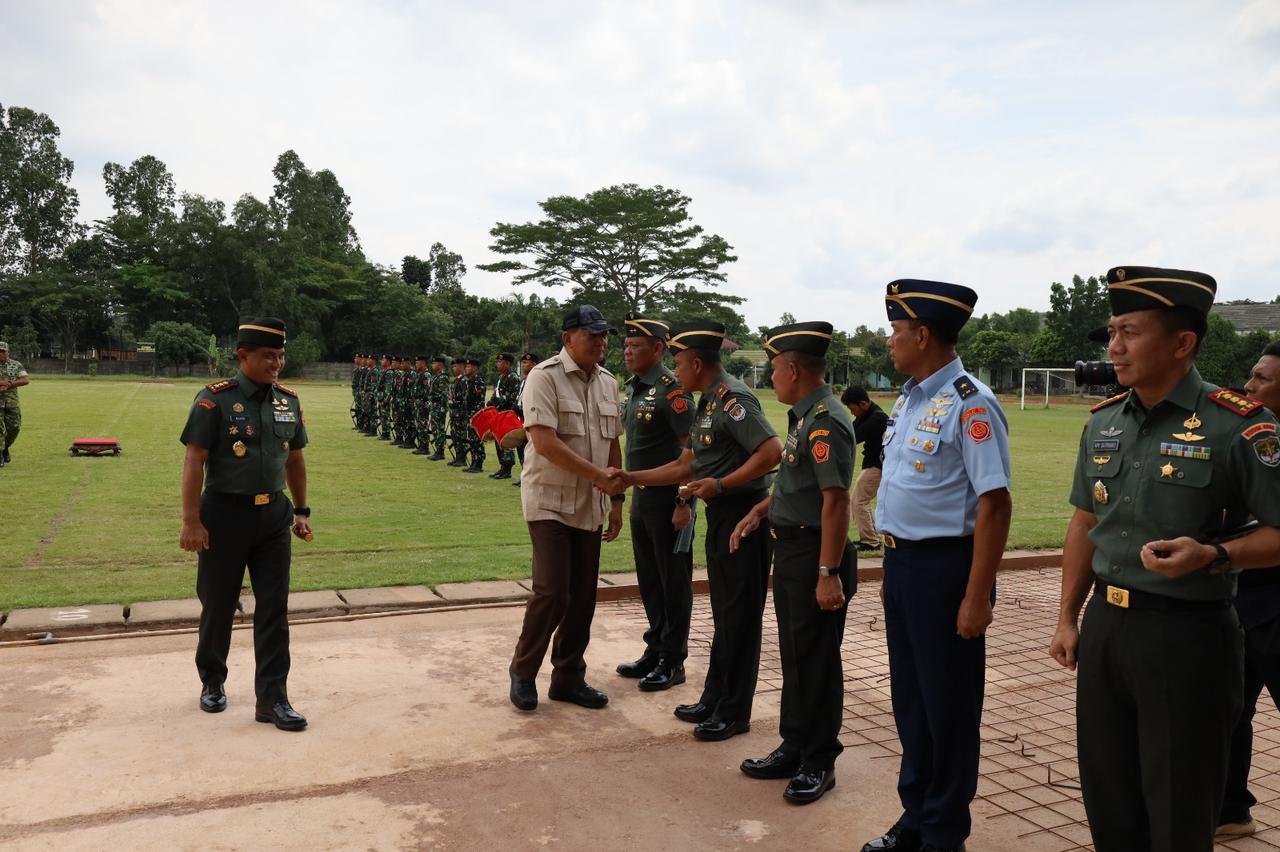 Dankodiklat TNI Sambut Kedatangan Menhan RI dan Panglima TNI dalam Rangka Peresmian Sekolah SePa PK TNI di KODIKLAT TNI