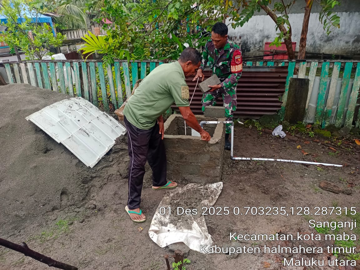 Dekat dengan Warga, Babinsa Koramil 03/Maba Bantu Warga Bangun Tembok Pelindung Mesin Air