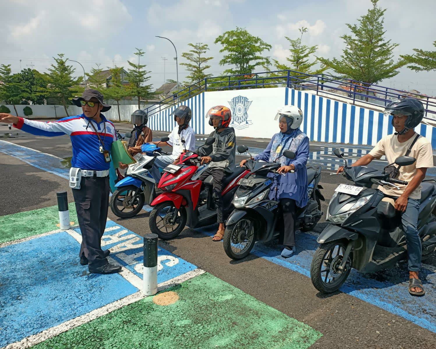 Tangan Tulus Polisi Menghapus Rasa Takut Warga Mengurus SIM