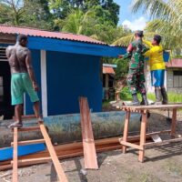 Babinsa Mapurujaya Gelar Komsos dan Bantu Warga Bangun Rumah di Kampung Hiripau
