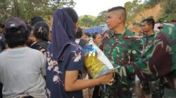 Prajurit TNI Pikul Bahan Bantuan dan Jalan Kaki Puluhan Km Salurkan Logistik ke Desa Terisolir di Sitahuis