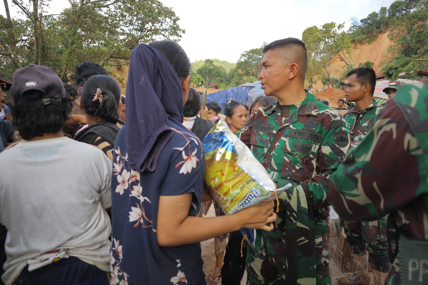 Prajurit TNI Pikul Bahan Bantuan dan Jalan Kaki Puluhan Km Salurkan Logistik ke Desa Terisolir di Sitahuis