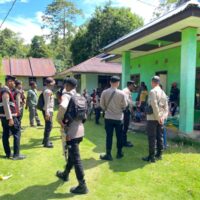 Kapolres Maybrat Salurkan Bansos untuk Warga Kampung Imsun Jelang Perayaan Natal