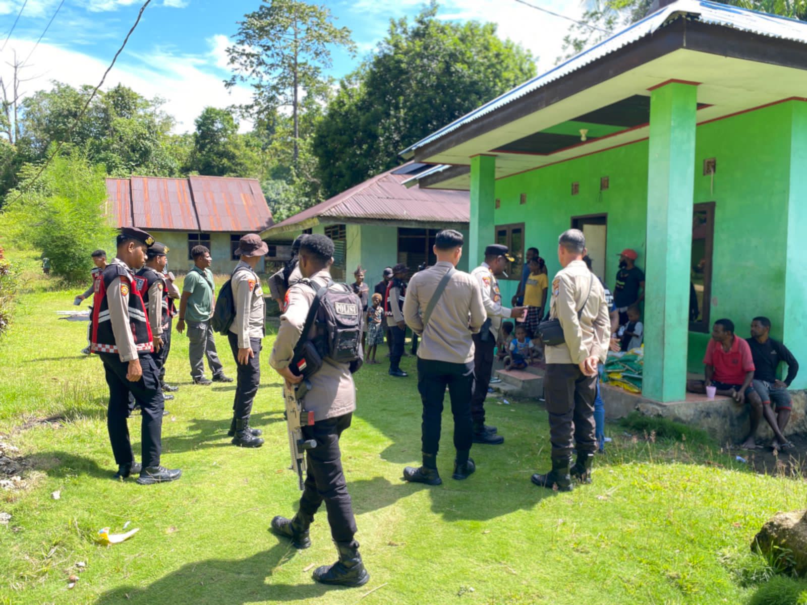 Kapolres Maybrat Salurkan Bansos untuk Warga Kampung Imsun Jelang Perayaan Natal