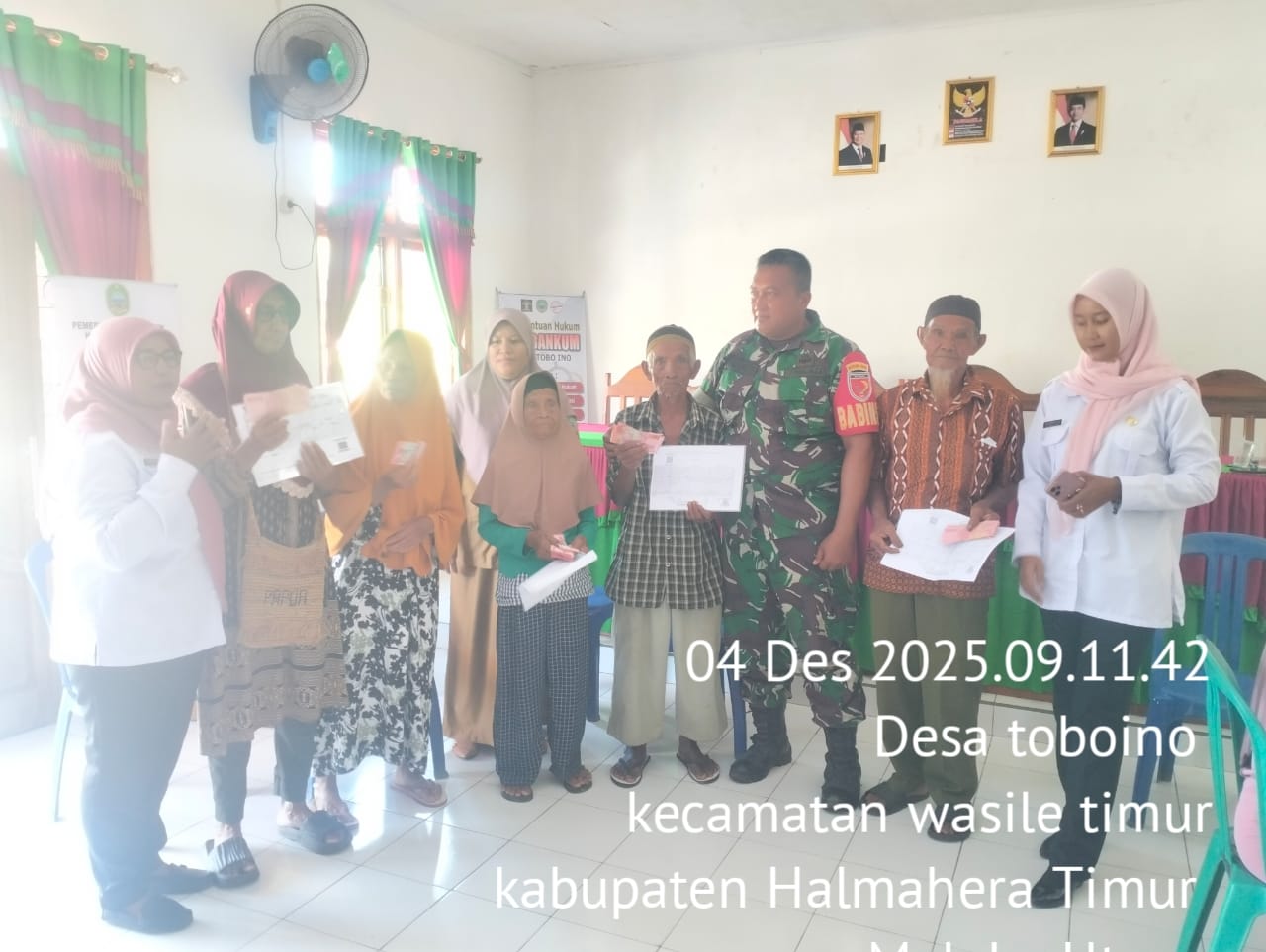 Babinsa Koramil 1505-02/Wasile Dampingi Warga Terima Bantuan Uang Tunai