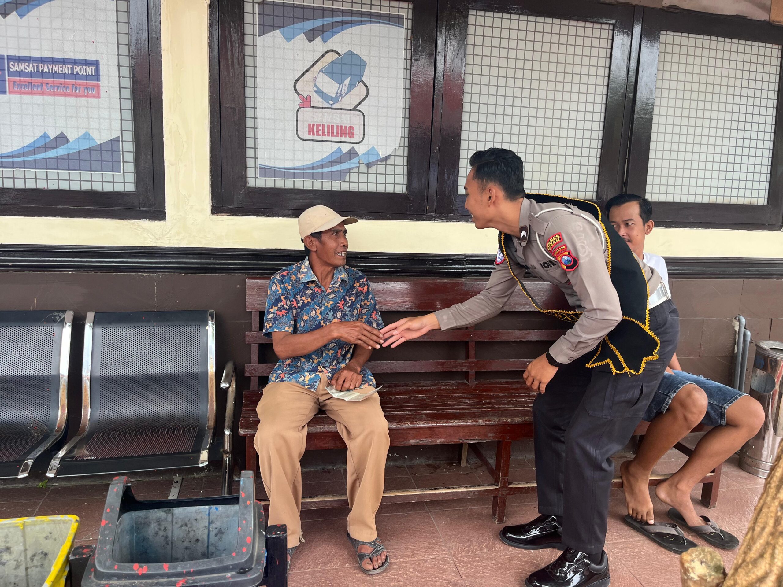 Edukasi STNK dan Pajak Kendaraan, Polantas Tuban Berikan Solusi Bagi Warga