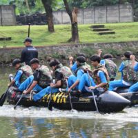 Pelatih Andalan Yonif 2 Marinir Berikan Materi Meniti Tali dan Dayung Perahu Karet kepada Siswa-Siswi KKRI Gelombang 3