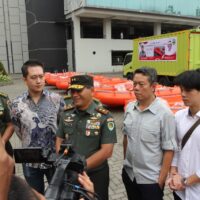 Pangdam III/Slw Serahkan Rescue Boat HDPE Untuk Perkuat Penanganan Banjir di Jawa Barat