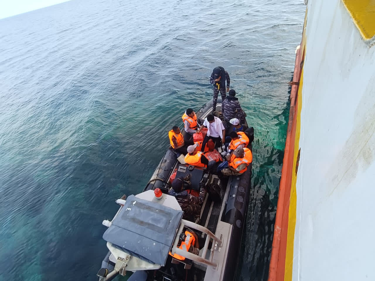 Respons Cepat KRI Panah-626 Evakuasi Penumpang KM Cantika Lestari 9C yang Kandas di Teluk Weda