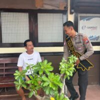 Sosialisasi STNK dengan Senyum, Polisi Tuban Sentuh Hati Pedagang Kecil