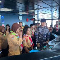 Semarak HUT Armada RI, KRI Balongan-908 Hadir di Tengah Rakyat Biak Lewat Open Ship, Baksos dan Bakkes
