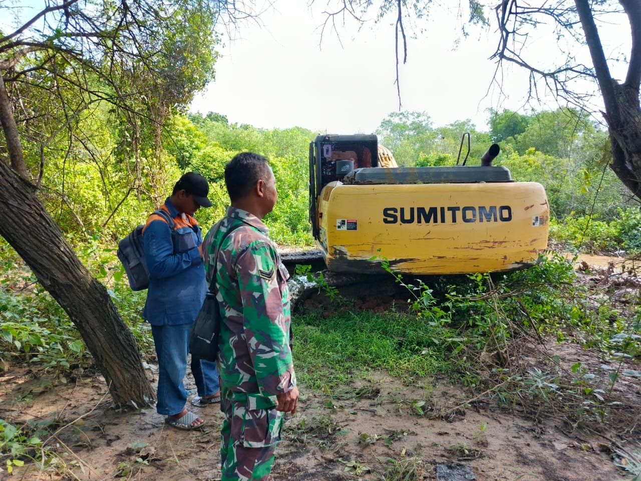 Peduli Lingkungan, TNI Bancar Tuban Wujudkan Normalisasi Kali Sowan