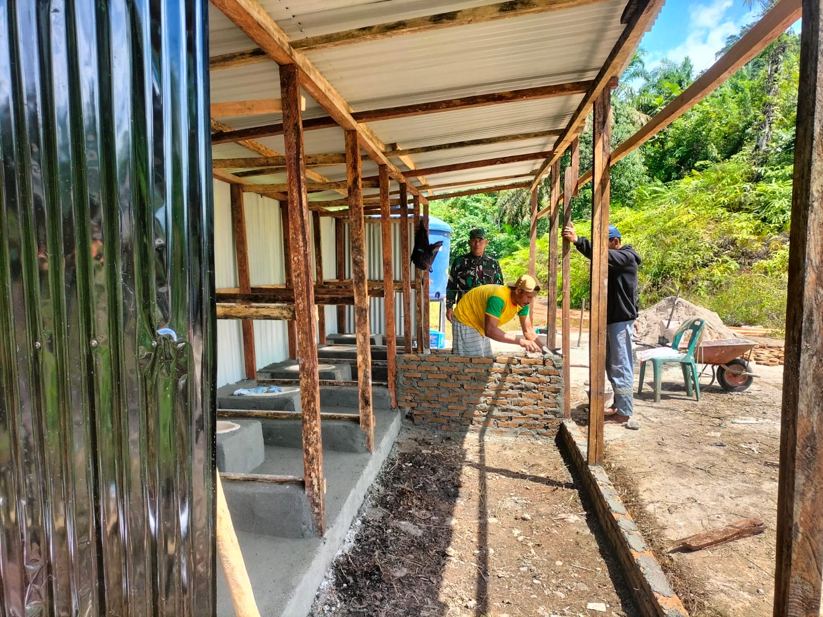 TNI Bangun Fasilitas MCK untuk Dukung Kesehatan Pengungsi di Tapanuli Selatan