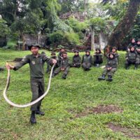 Pelatih Terbaik Yonif 2 Marinir Turunkan Ilmu Bertahan Hidup di Hutan dan Kesehatan Lapangan kepada Siswa Siswi Ombudsman