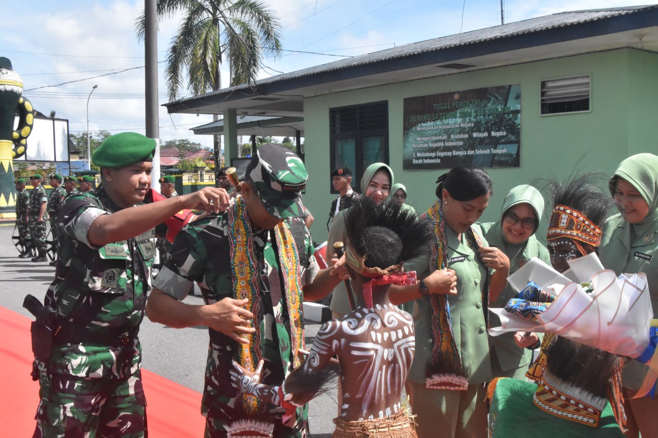 Dandim 1710/Mimika Sambut Kedatangan Danrem 173/PVB Dalam Kunjungan Kerjanya Ke Kodim 1710/Mimika