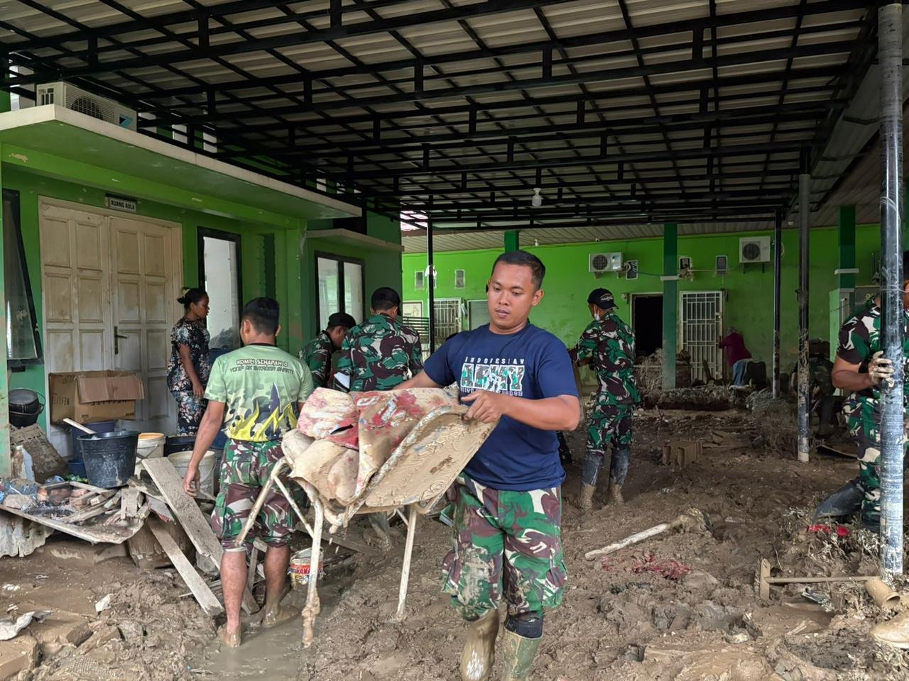 TNI Bersihkan Puskesmas Terdampak Banjir di Aceh Tamiang