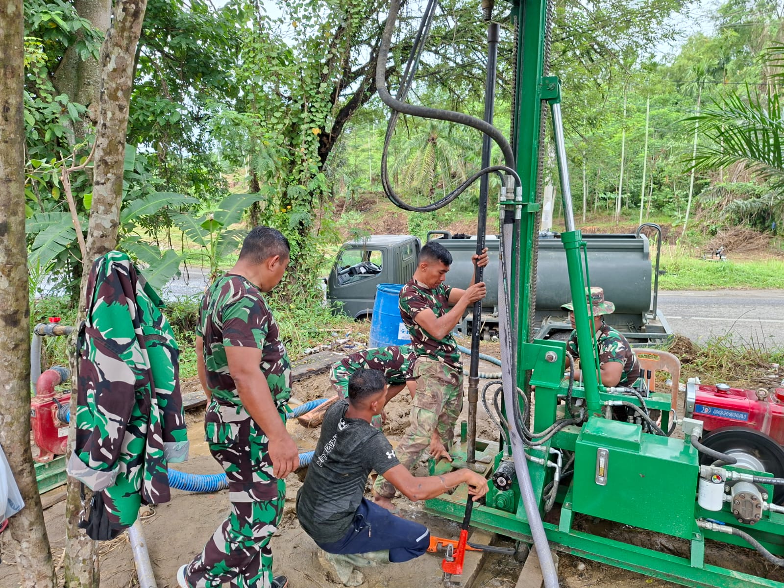 Krisis Air Bersih Pascabanjir, TNI Bangun Sumur Bor di Sejumlah Wilayah Aceh Krisis Air Bersih Pascabanjir, TNI Bangun Sumur Bor di Sejumlah Wilayah Aceh