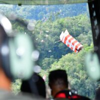 TNI Sukses Terjunkan 90 Helibox Sembako ke Desa Terisolasi Tapanuli Utara
