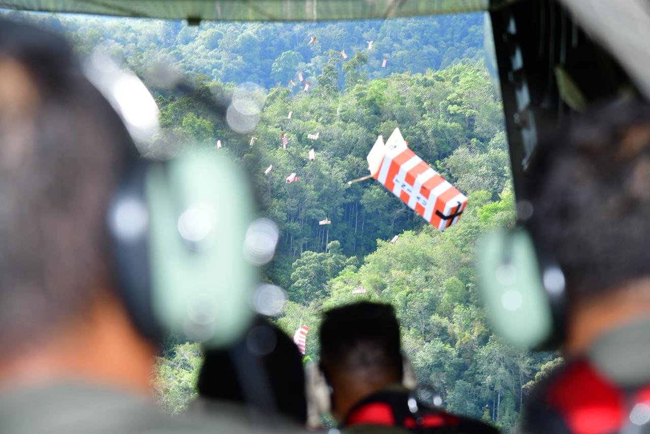 TNI Sukses Terjunkan 90 Helibox Sembako ke Desa Terisolasi Tapanuli Utara