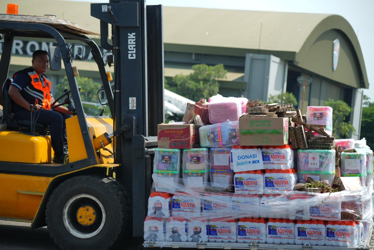 TNI Salurkan Logistik ke Wilayah Terisolasi dengan Metode Airdrop