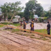 Siap Wujudkan Kesejahteraan Masyarakat, Babinsa Giripurwa Dampingi Pembangunan Koperasi Merah Putih