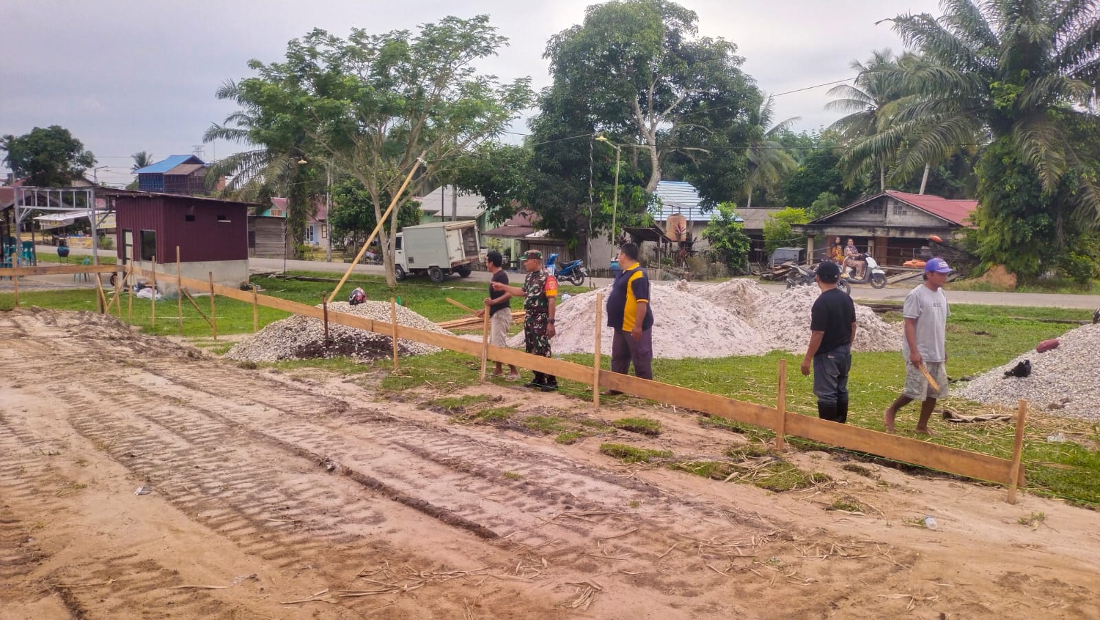 Siap Wujudkan Kesejahteraan Masyarakat, Babinsa Giripurwa Dampingi Pembangunan Koperasi Merah Putih
