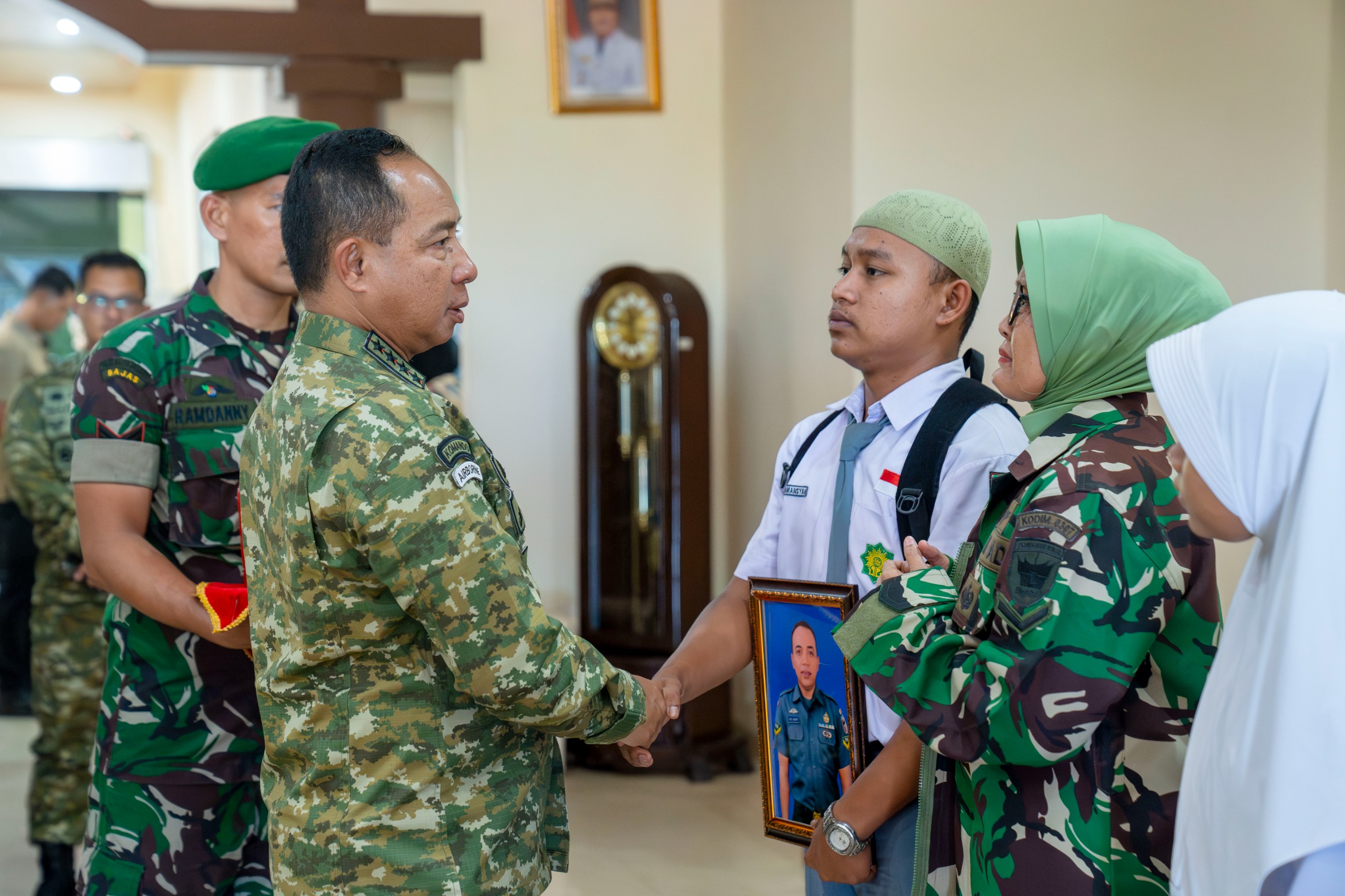 Panglima TNI Kuatkan Hati Keluarga Almarhum Prajurit TNI yang Gugur dalam Penanganan Bencana di Padang