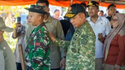 Panglima TNI Dampingi Presiden RI Tinjau Posko Pengungsian dan Dapur Lapangan di Padang Pariaman