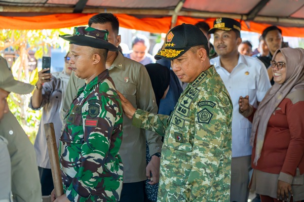 Panglima TNI Dampingi Presiden RI Tinjau Posko Pengungsian dan Dapur Lapangan di Padang Pariaman