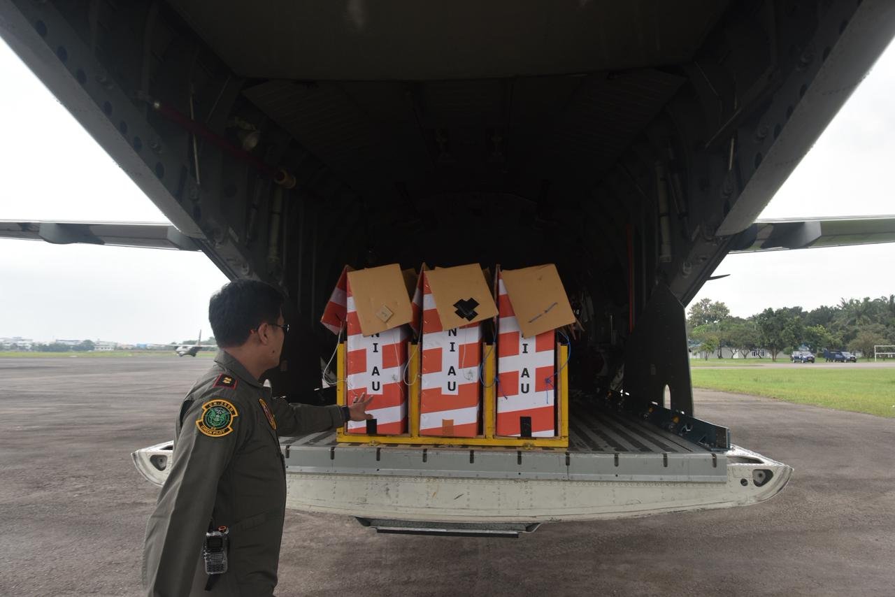 TNI Kembali Kirim Bantuan Dengan Metode Airdrop untuk Warga Terisolasi Akibat Banjir di Aceh Tamiang