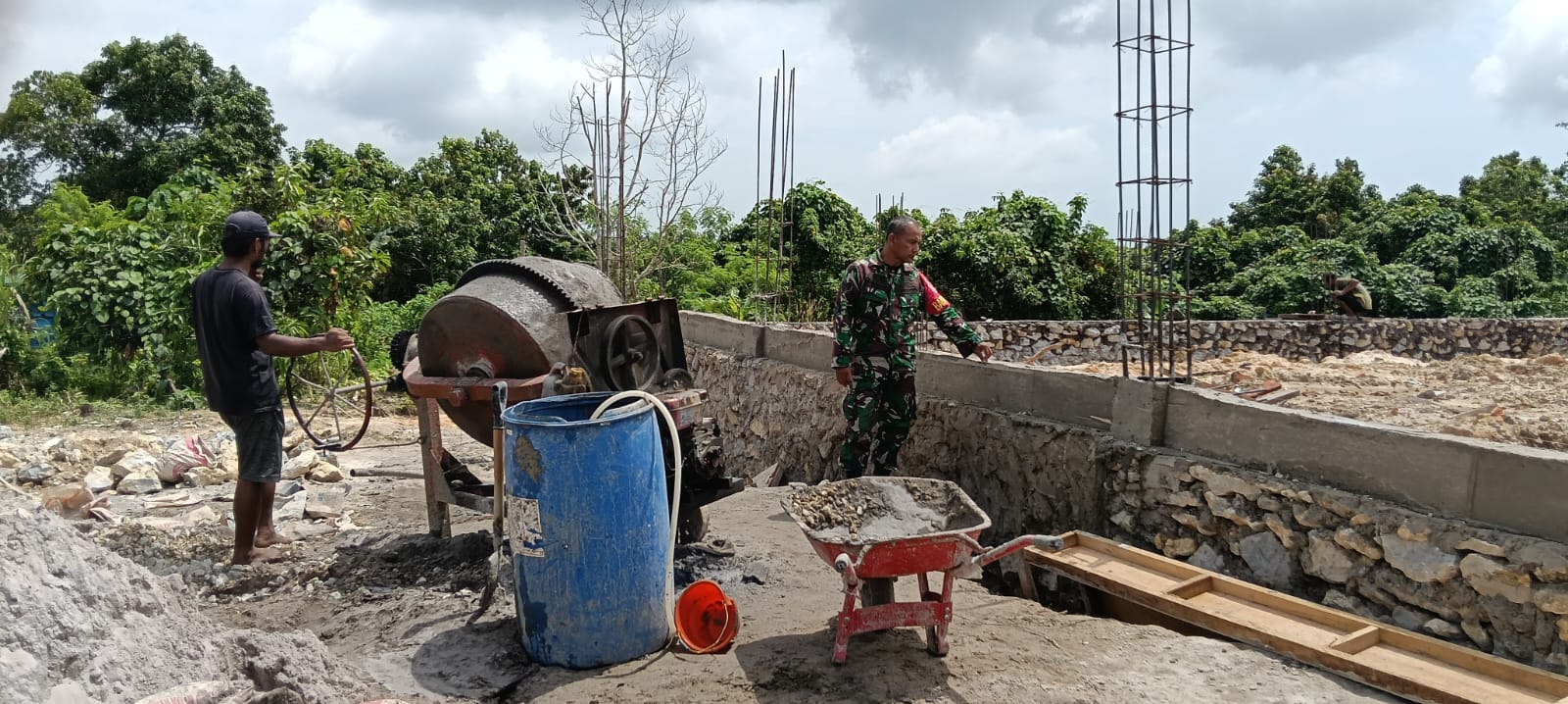 Wujudkan Kesejahteraan Masyarakat Binaan, Babinsa Girimukti Dampingi Pembangunan Koperasi Merah Putih